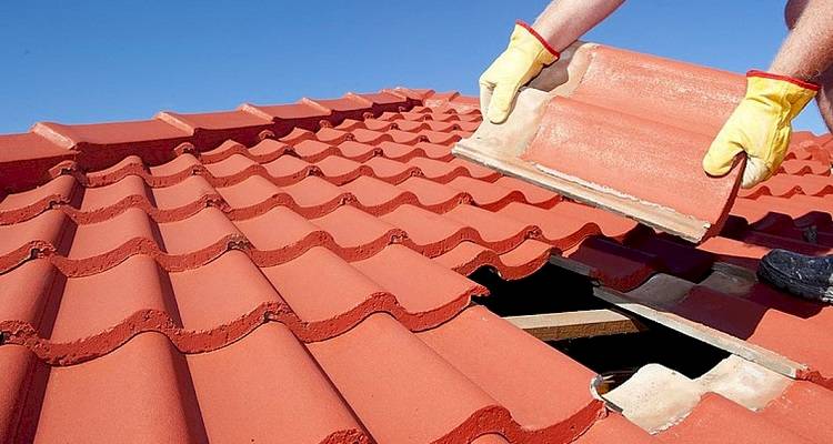 How to Tell When a Tile Roof Needs to Be Replaced